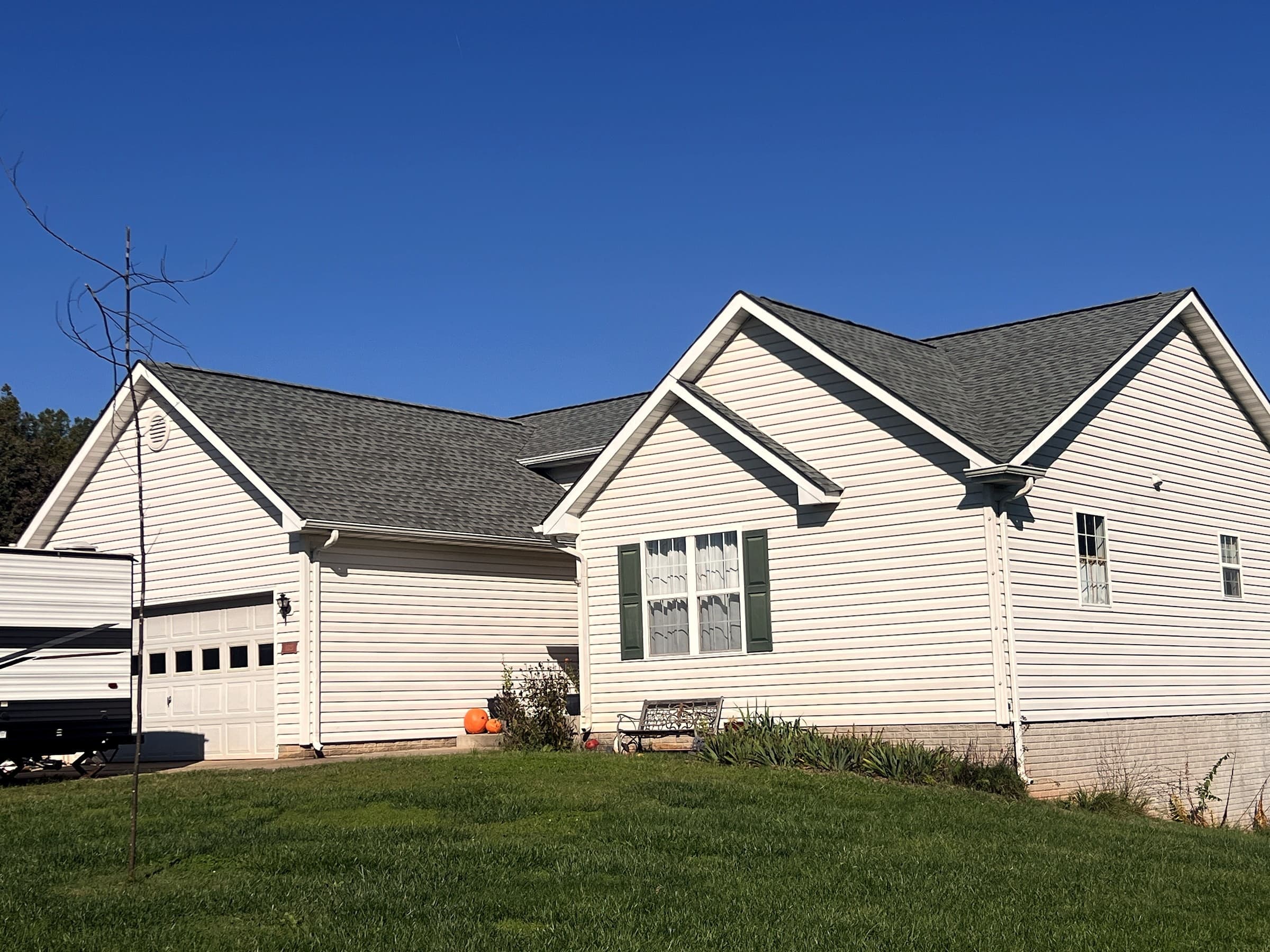 Ranch home in Unionville, VA with light gray siding, a new GAF Timberline HDZ Slate roof, and a trailer at the left edge